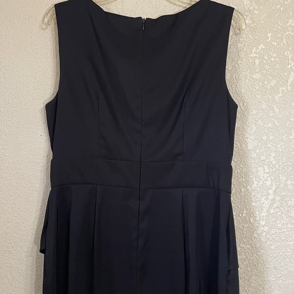 Elegant Black Sleeveless Dress with Embellished Neckline - Picture 5 of 8